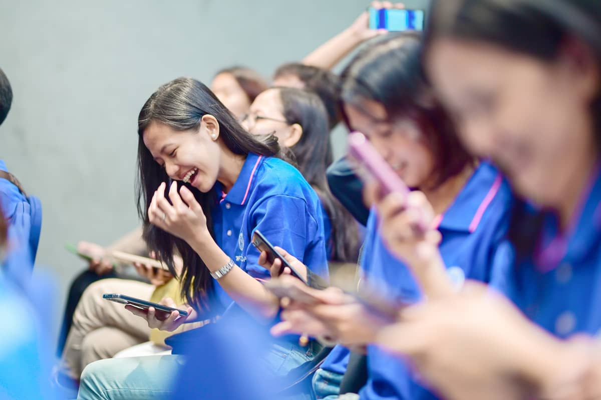 SM Scholars from Central Luzon gamely join interactive activities to get to know their peers.